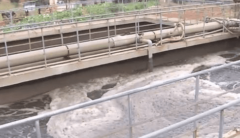 (圖:好氧池污水泡沫現(xiàn)場)