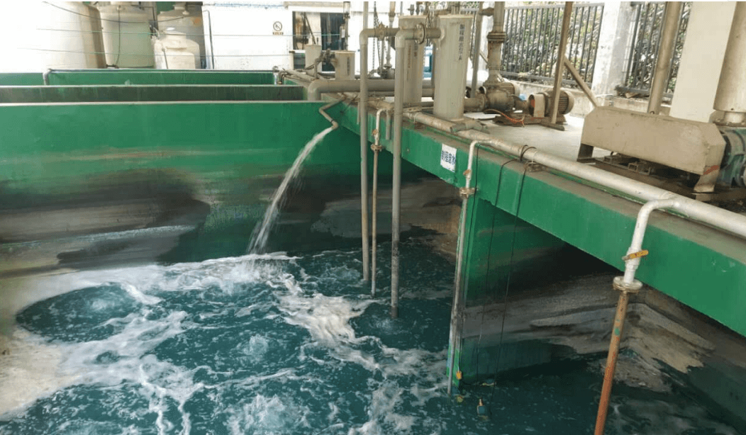 (圖:電鍍廢水泡沫現(xiàn)場)