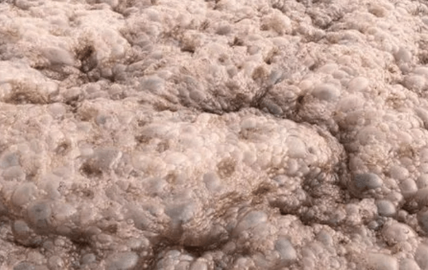 （圖：垃圾填埋場(chǎng)污水泡沫）