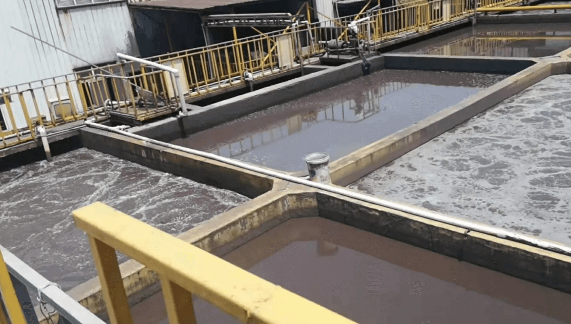 (圖:生化污水曝氣池處理現(xiàn)場(chǎng))