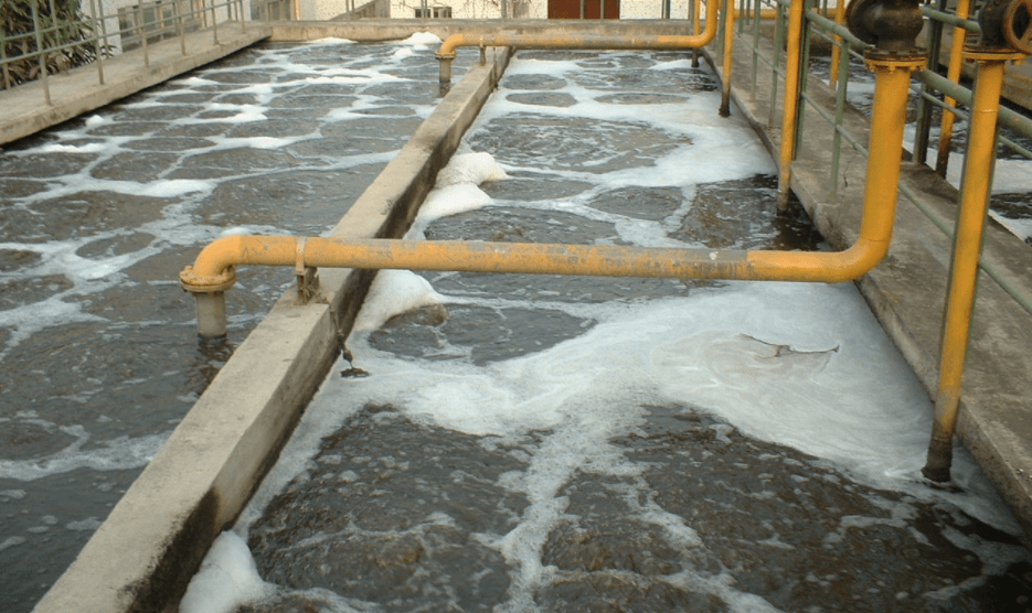 （圖：電鍍廢水污水起泡現(xiàn)場）