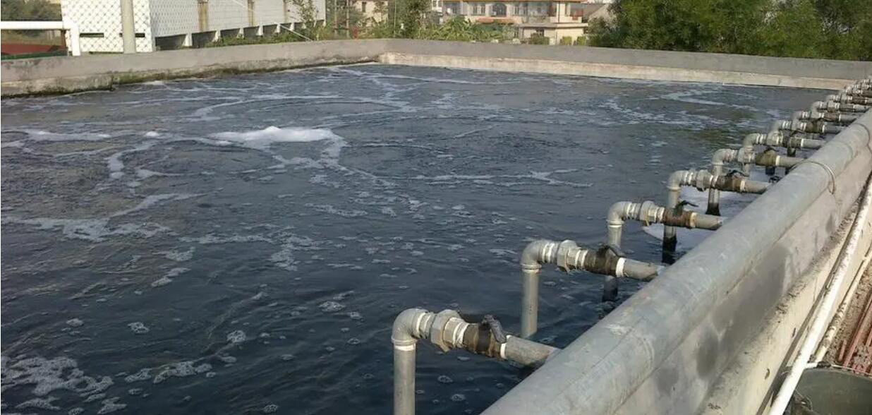 (圖:洗滌劑污水泡沫池)