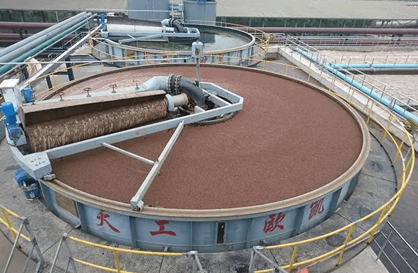 (圖:電廠爐渣廢水處理池起泡場景)